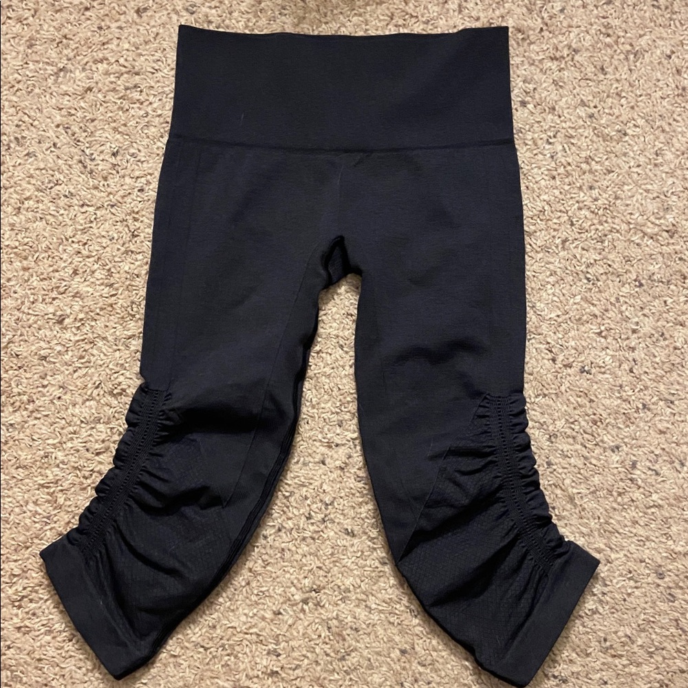 Lululemon Women's Size 4 In Flow Cropped Ruched Athletic Seamless Capri Legging